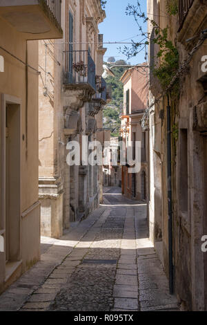 Gasse mit Häusern, Ragusa, Sizilien Stockfoto