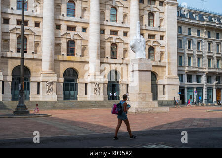 Mailand, Italien - 14.08.2018: Mittlerer finger Skulptur an der Piazza Affari, Symbol der Freiheit. Stockfoto