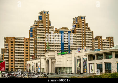 Eriwan, Armenien, 19. Februar 2018: Shopping Entertainment Center' 'Alma Garden Mall'' und neue Wohn- Hochhäuser auf tsitsernakaberd Highway in Stockfoto