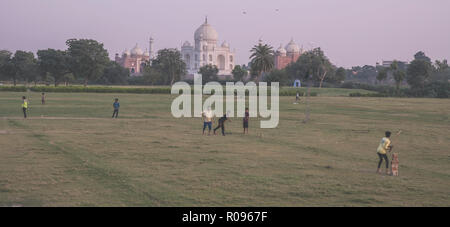 Tajmahal, Jungen, Cricket spielen, im Feld, im benachbarten Dorf, gegenüber Taj Komplex, Agra, U.P. Indien. Stockfoto