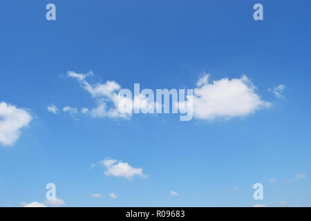 Cumulus Cloud auf der schönen blauen Himmel, flauschige Wolken Formationen an der tropischen Zone, Thailand Stockfoto