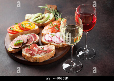 Rose und weißen Wein mit brushetta oder traditionelle spanische Tapas. Vorspeisen italienische Antipasti Snacks auf Holzbrett eingestellt Stockfoto