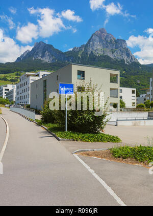 Schwyz, Schweiz - 23. Juni 2018: Blick auf die Stadt von Schwyz, Mythen Gipfeln im Hintergrund. Die Stadt Schwyz ist die Hauptstadt des Schweizer kann nicht Stockfoto