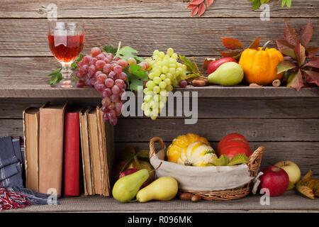 Herbst noch Leben mit Kürbisse, Äpfel, Birnen, Trauben und bunte Blätter Stockfoto