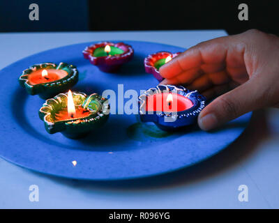 Diyas in verschiedenen Möglichkeiten zur Feier des Diwali und dhanteras angeordnet Stockfoto