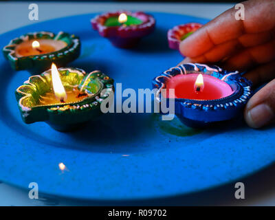 Diyas in verschiedenen Möglichkeiten zur Feier des Diwali und dhanteras angeordnet Stockfoto