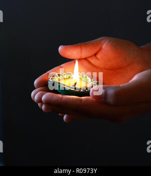 Diyas in verschiedenen Möglichkeiten zur Feier des Diwali und dhanteras angeordnet Stockfoto