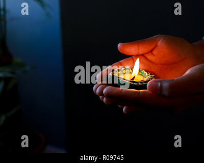 Diyas in verschiedenen Möglichkeiten zur Feier des Diwali und dhanteras angeordnet Stockfoto