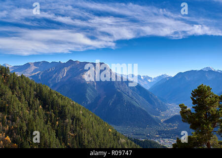 Die Aussicht von der Höhe eines kleinen Dorfes von Bergspitzen umgeben. Dorf Arkhyz, Karachay-Cherkessia, Russland Stockfoto