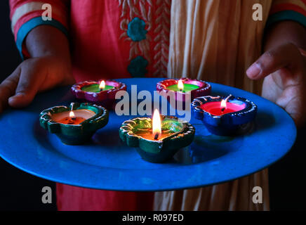 Ein Mädchen, dass diyas für Feiern Diwali und dhanteras Stockfoto