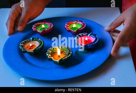 Diyas in verschiedenen Möglichkeiten zu diwali und dhanteras feiern angeordnet Stockfoto