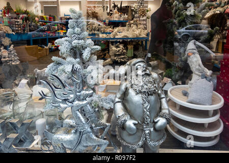 Weihnachtsschmuck im Fenster eines Shop in Sevilla, Spanien Stockfoto