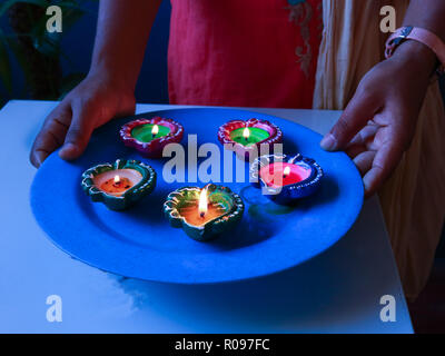 Diyas in verschiedenen Möglichkeiten zu diwali und dhanteras feiern angeordnet Stockfoto