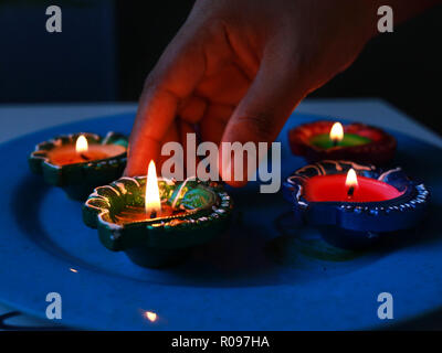 Diyas in verschiedenen Möglichkeiten zu diwali und dhanteras feiern angeordnet Stockfoto