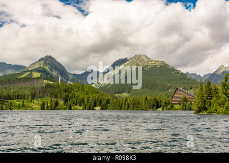 Blick auf die Hohe Tatra in der Slowakei von Strbske Pleso See. Eine der bekanntesten Ansichten in der Slowakischen Republik Stockfoto