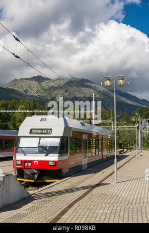 STRBSKE PLESO, Slowakei - 9. JULI 2016: Typische Hohe Tatra in Strbske Pleso terminal Bahnhof bei bewölkten Tag geparkt im Sommer 2016 Stockfoto