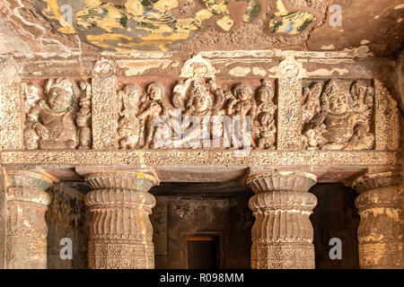 Kolonnade, die in der Höhle 2 von Ajanta Höhlen, in der Nähe von Aurangabad, Maharashtra, Indien Stockfoto