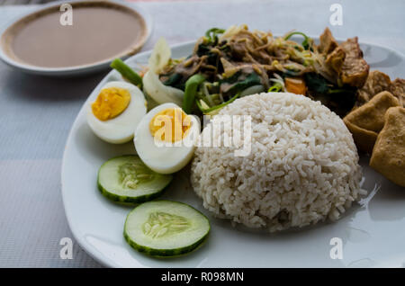 GADO GADO mit Reis, typisch indonesischen Salat mit hart gekochten Eier, gekochte Kartoffel, gebratenem Tofu und Tempeh und Erdnuß-Sauce Stockfoto