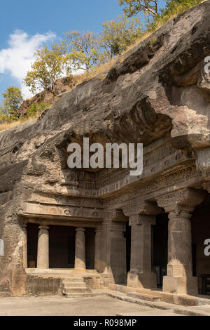 Außerhalb der Höhle 1 von Ajanta Höhlen, in der Nähe von Aurangabad, Maharashtra, Indien Stockfoto