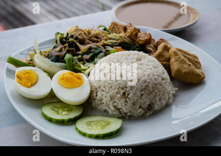 GADO GADO typisch indonesischen Salat mit hart gekochten Eier, gekochte Kartoffel, gebratenem Tofu und Tempeh und Erdnuß-Sauce Stockfoto