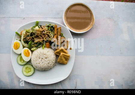 GADO GADO typisch indonesischen Salat mit hart gekochten Eier, gekochte Kartoffel, gebratenem Tofu und Tempeh und Erdnuß-Sauce - Kopieren nach rechts Stockfoto