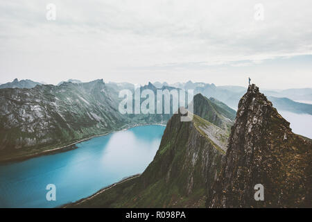 Norwegen Berg reisen Mann stand auf der Klippe über dem Fjord Abenteuer extreme Klettern lifestyle Reise ferien Einsamkeit Gefühle Stille landsca Stockfoto