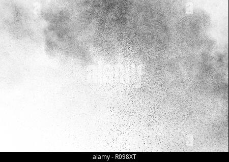 Schwarze Partikel Explosion auf weißem Hintergrund. Abstrakte Staub overlay Textur. Stockfoto
