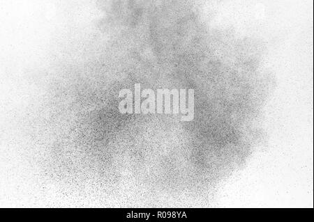 Schwarze Partikel Explosion auf weißem Hintergrund. Abstrakte Staub overlay Textur. Stockfoto