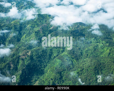 Hügeligen tropischen Landschaft in den Bergen von Mindanao, der südlichsten großen Insel der Philippinen. Stockfoto