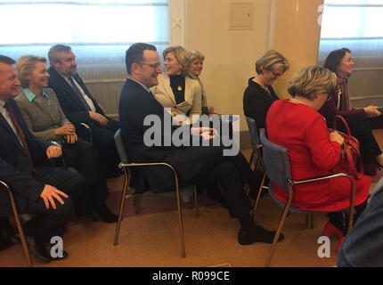 02.November 2018, Polen, Warschau: Kurz vor der Pressekonferenz von Bundeskanzlerin Merkel an der deutsch-polnischen Regierungskonsultationen in Warschau, die Minister sitzen nebeneinander: Katarina Gerste (r-l, SPD), Bundesministerin der Justiz, Svenja Schulze (SPD), Umweltminister, Anja Karliczek (CDU), Minister für Bildung und Forschung, Monika Grütters (CDU), Beauftragte der Bundesregierung für Kultur und Medien, Julia Klöckner (CDU), Minister für Ernährung und Landwirtschaft, Jens Spahn (CDU), Minister für Gesundheit, und Ursula von der Leyen (2. stellvertretender Vorsitzender des Eidgenössischen Parlaments). Von links nach Ri Stockfoto