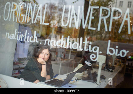 Berlin, Deutschland. 02 Nov, 2018. Milena Glimbovski, Gründer und Geschäftsführer der Store' Original Unverpackt', schaut aus dem Fenster auf die Straße kurz nach der Eröffnung. Für ihr Engagement für die Umwelt, sie war Berlin Unternehmer des Jahres genannt. Ihr Store, eröffnete vor vier Jahren, Lebensmittel ohne Umpacken für eine nachhaltigere Einkaufserlebnis. Credit: Gregor Fischer/dpa/Alamy leben Nachrichten Stockfoto