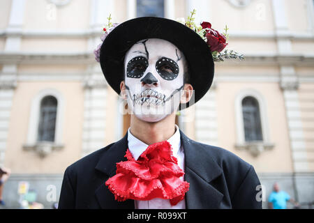 Teilnehmer der Zombie Walk, öffentlichen März von Menschen wie Zombies, in der Nähe des Tals der Anhangabau, das Ereignis versammelt, gekleidet in mehreren Städten der Welt geschieht, seit 2001, als es in Kalifornien erschien. 2 Nov, 2018. Die Veranstaltung findet in der Hauptstadt der SÃ £ o Paulo seit 2006 am Tag der Toten. Credit: Dario Oliveira/ZUMA Draht/Alamy leben Nachrichten Stockfoto