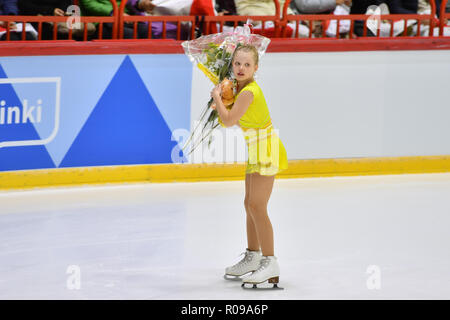 Helsinki, Finnland. 2. Nov 2018. Das Blumenmädchen während in den Damen Kurzprogramm der ISU-GP von Eiskunstlauf Helsinki 2018 an der Helsinki Ice Hall (Helsingin Jaahalli) am Freitag, 02. November 2018. HELSINKI. (Nur redaktionelle Nutzung, eine Lizenz für die gewerbliche Nutzung erforderlich. Keine Verwendung in Wetten, Spiele oder einer einzelnen Verein/Liga/player Publikationen.) Credit: Taka Wu/Alamy leben Nachrichten Stockfoto