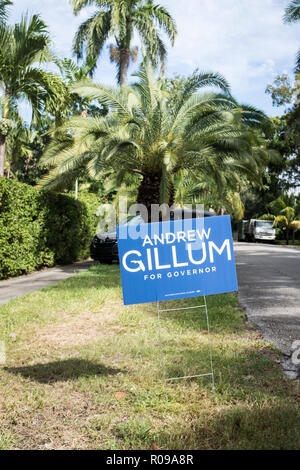 Miami, Florida, USA. 2. Nov 2018. Ein Zeichen für Demokrat Andrew Gillum für Gouverneur von Florida in einer wohlhabenden Wohngegend in Miami, Florida, USA. Gillum, der Florida wäre erste afroamerikanische Gouverneur geworden, läuft gegen Ron DeSantis. Florida ist ein wichtiger Swing- und das Rennen zwischen einem progressiven Demokraten und einem Trumpf - billigte Republikanische historischen werden könnte. Credit: WorldPix/Alamy leben Nachrichten Stockfoto