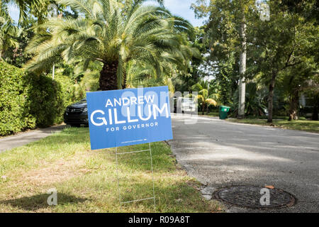 Miami, Florida, USA. 2. Nov 2018. Ein Zeichen für Demokrat Andrew Gillum für Gouverneur von Florida in einem Wohnquartier in Miami, Florida, USA. Gillum, der Florida wäre erste afroamerikanische Gouverneur geworden, läuft gegen Ron DeSantis. Florida ist ein wichtiger Swing- und das Rennen zwischen einem progressiven Demokraten und einem Trumpf - billigte Republikanische historischen werden könnte. Credit: WorldPix/Alamy leben Nachrichten Stockfoto