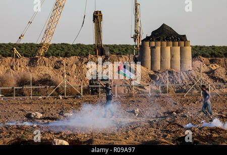 Gazastreifen palästinensische Gebiet, in Gaza. 2 Nov, 2018. Palästinensische Demonstranten werden gesehen, reagieren auf Gas rauch Kanister durch die israelischen Streitkräfte während der Auseinandersetzungen im Osten von Gaza Stadt, in der Nähe der israelischen Grenze feuerte Tränengas. Credit: nidal Alwaheidi/SOPA Images/ZUMA Draht/Alamy leben Nachrichten Stockfoto
