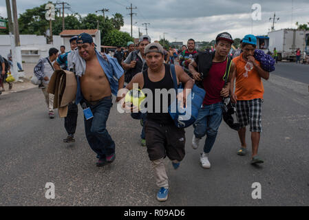 02.November 2018, Mexiko, Sayula de Alemán: Migranten, die nur eine Kugel Spaziergang durch die mexikanischen Stadt Sayula de Alemán zu entspannen. Derzeit tausende Menschen aus Mittelamerika in mehreren Gruppen sind auf dem Weg durch Mexiko auf dem Weg zur US-Grenze. US-Präsident Trump hat das Pentagon bestellt Soldaten an die Grenze zu schicken, weil der Migrantinnen und Migranten. Foto: Angel Hernández/dpa Stockfoto