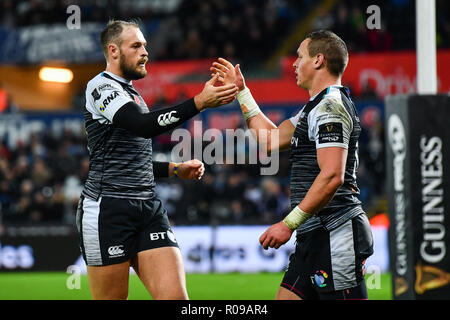 Swansea, Wales, UK. 2. Nov 2018. Liberty Stadium, Swansea, Wales; Guinness pro 14 der Fischadler Rugby v Glasgow Krieger; Hanno Dirksen der Fischadler feiert seinen Versuchen mit Team-mate Cory allen Credit: Aktuelles Bilder/Alamy Live News Credit: Aktuelles Bilder/Alamy leben Nachrichten Stockfoto