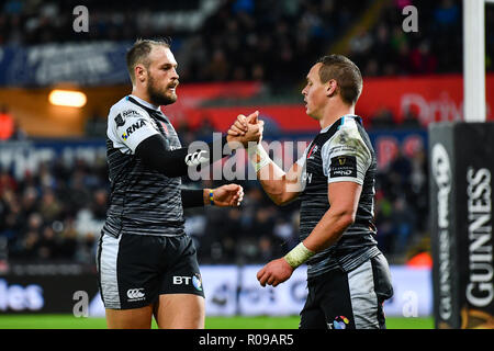 Swansea, Wales, UK. 2. Nov 2018. Liberty Stadium, Swansea, Wales; Guinness pro 14 der Fischadler Rugby v Glasgow Krieger; Hanno Dirksen der Fischadler feiert seinen Versuchen mit Team-mate Cory allen Credit: Aktuelles Bilder/Alamy Live News Credit: Aktuelles Bilder/Alamy leben Nachrichten Stockfoto