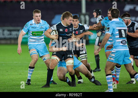 Swansea, Großbritannien. 02 Nov, 2018. Liberty Stadium, Swansea, Wales, UK. Freitag, 2. November 2018. Fischadler flanker Olly Cracknell läuft mit dem Ball in die Guinness Pro 14 Rugby-Spiel zwischen Fischadler und Glasgow Warriors. Credit: gruffydd Thomas/Alamy leben Nachrichten Stockfoto