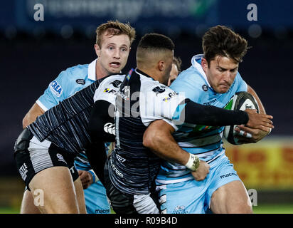 Swansea, Großbritannien. 2. November 2018. Guinness pro 14 der Fischadler Rugby v Glasgow Krieger; DTH-Van der Merwe von Glasgow Warriors unter Druck von Keelan Giles der Fischadler: Simon König/News Bilder Credit: Aktuelles Bilder/Alamy leben Nachrichten Stockfoto