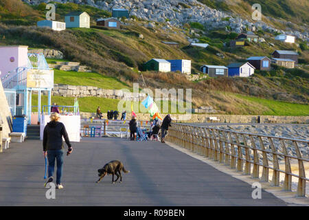 Portland, Großbritannien. 2. Oktober 2018. Die Menschen machen den Großteil der ungewöhnlich warmen Wetter am Chesil Beach, Isle of Portland Credit: stuart Hartmut Ost/Alamy leben Nachrichten Stockfoto