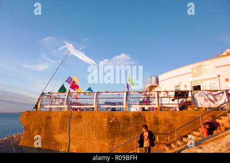 Portland, Großbritannien. 2. Oktober 2018. Die Menschen machen den Großteil der ungewöhnlich warmen Wetter am Chesil Beach, Isle of Portland Credit: stuart Hartmut Ost/Alamy leben Nachrichten Stockfoto