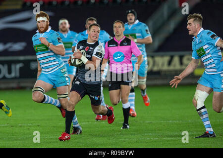 Swansea, Großbritannien. 02 Nov, 2018. Liberty Stadium, Swansea, Wales, UK. Freitag, 2. November 2018. Fischadler rechten Flügel Hanno Dirksen auf dem Angriff im Guinness Pro 14 Rugby-Spiel zwischen Fischadler und Glasgow Warriors. Credit: gruffydd Thomas/Alamy leben Nachrichten Stockfoto