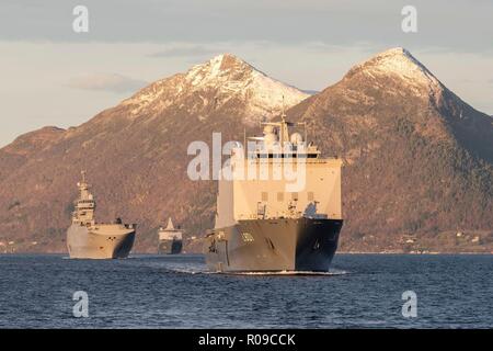 Molde, Norwegen Fjorde. 01 Nov, 2018. Die Königlich Niederländische Marine Schiff HNLMS Johan de Witt, rechts, begleitet den Französischen Marineschiff Fs Dixmude in einem amphibischen Angriff während der Übung Trident Zeitpunkt 18. November 1, 2018 in Molde, Norwegen Fjorde. Die multi-nationale Übung ist die größte NATO-Übung seit 2015 und umfasst mehr als 50.000 militärische Mitglieder aus 31 Ländern. Credit: Planetpix/Alamy leben Nachrichten Stockfoto