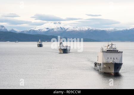 Molde, Norwegen Fjorde. 01 Nov, 2018. Die Königlich Niederländische Marine Schiff HNLMS Johan de Witt, rechts, begleitet den Französischen Marineschiff FS Dixmude, Mitte, von der HNLMS Karel Doormanin während einer amphibischen Angriff bei Ausübung Trident Zeitpunkt 18. November 1, in Molde, Norwegen Fjorde 2018 gefolgt. Die multi-nationale Übung ist die größte NATO-Übung seit 2015 und umfasst mehr als 50.000 militärische Mitglieder aus 31 Ländern. Credit: Planetpix/Alamy leben Nachrichten Stockfoto