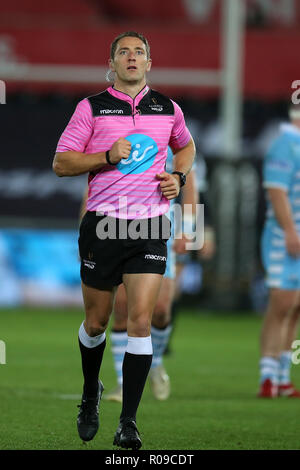 Swansea, Großbritannien. 02 Nov, 2018. Schiedsrichter Andrew Brace. Guinness Pro 14 Rugby-Spiel, Fischadler v Glasgow Warriors Rugby an der Liberty Stadium in Swansea, Südwales am Freitag, den 2. November 2018. pic von Andrew Obstgarten/Alamy Live News Credit: Andrew Orchard sport Fotografie/Alamy leben Nachrichten Stockfoto