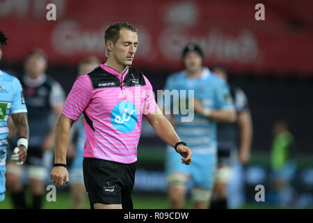 Swansea, Großbritannien. 02 Nov, 2018. Schiedsrichter Andrew Brace. Guinness Pro 14 Rugby-Spiel, Fischadler v Glasgow Warriors Rugby an der Liberty Stadium in Swansea, Südwales am Freitag, den 2. November 2018. pic von Andrew Obstgarten/Alamy Live News Credit: Andrew Orchard sport Fotografie/Alamy leben Nachrichten Stockfoto