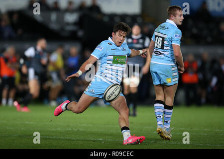 Swansea, Großbritannien. 02 Nov, 2018. DTH-Van der Merwe von Glasgow Krieger in Aktion. Guinness Pro 14 Rugby-Spiel, Fischadler v Glasgow Warriors Rugby an der Liberty Stadium in Swansea, Südwales am Freitag, den 2. November 2018. pic von Andrew Obstgarten/Alamy Live News Credit: Andrew Orchard sport Fotografie/Alamy leben Nachrichten Stockfoto