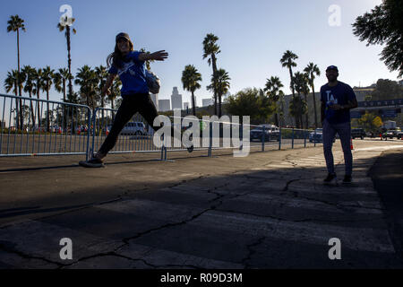 Los Angeles, CA, USA. 26 Okt, 2018. Dodgers fans Sprung- und Walk-up einen Hügel Dodger Stadium vor Spiel 3 der World Series Baseball Spiel zwischen den Los Angeles Dodgers und den Boston Red Sox am Freitag, 26. Oktober 2018 in Los Angeles, Kalifornien © 2018 Patrick T. Fallon Credit: Patrick Fallon/ZUMA Draht/Alamy leben Nachrichten Stockfoto